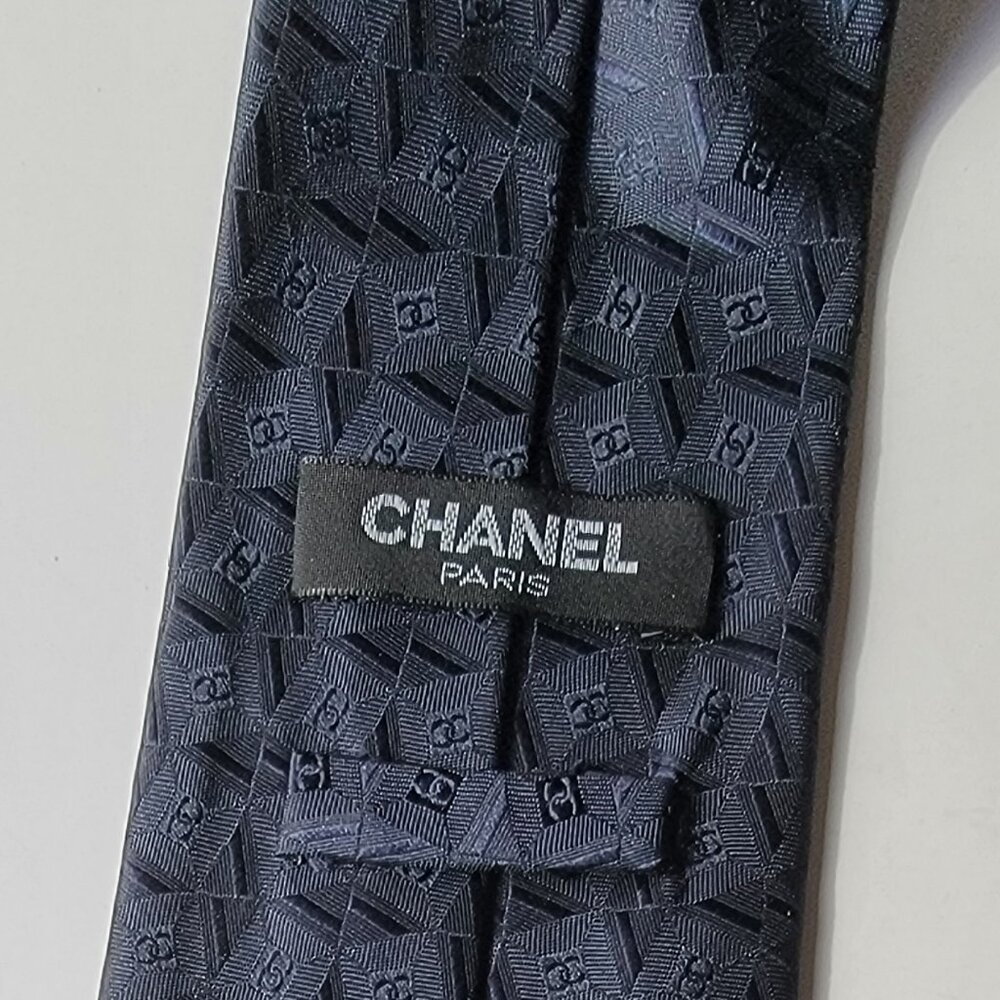 CHANEL Men's Vintage Tie 100% Silk Made in Italy light navy blue squares and CCs - Picture 5 of 5